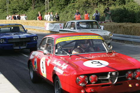 Alfa Romeo med HKH Prins Joachim (Lotus Cortina) bagved.